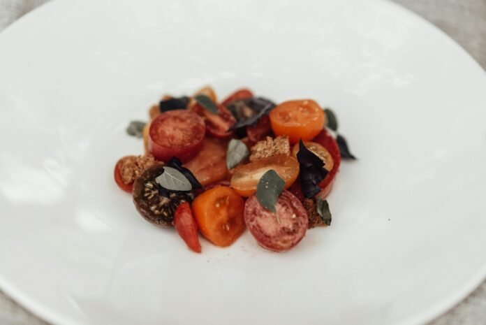 How To Remove Tomato Stains From White Clothes?