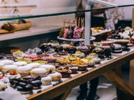 What Should Food Workers Use To Handle Ready To Eat Pastries?